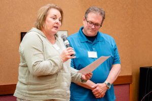 Dr. Bethe Lonning and Dr. Warren Phillips reading their nominations for Dr. Sally Oakes Edman